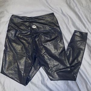 Beyond Yoga navy blue snakeskin legging